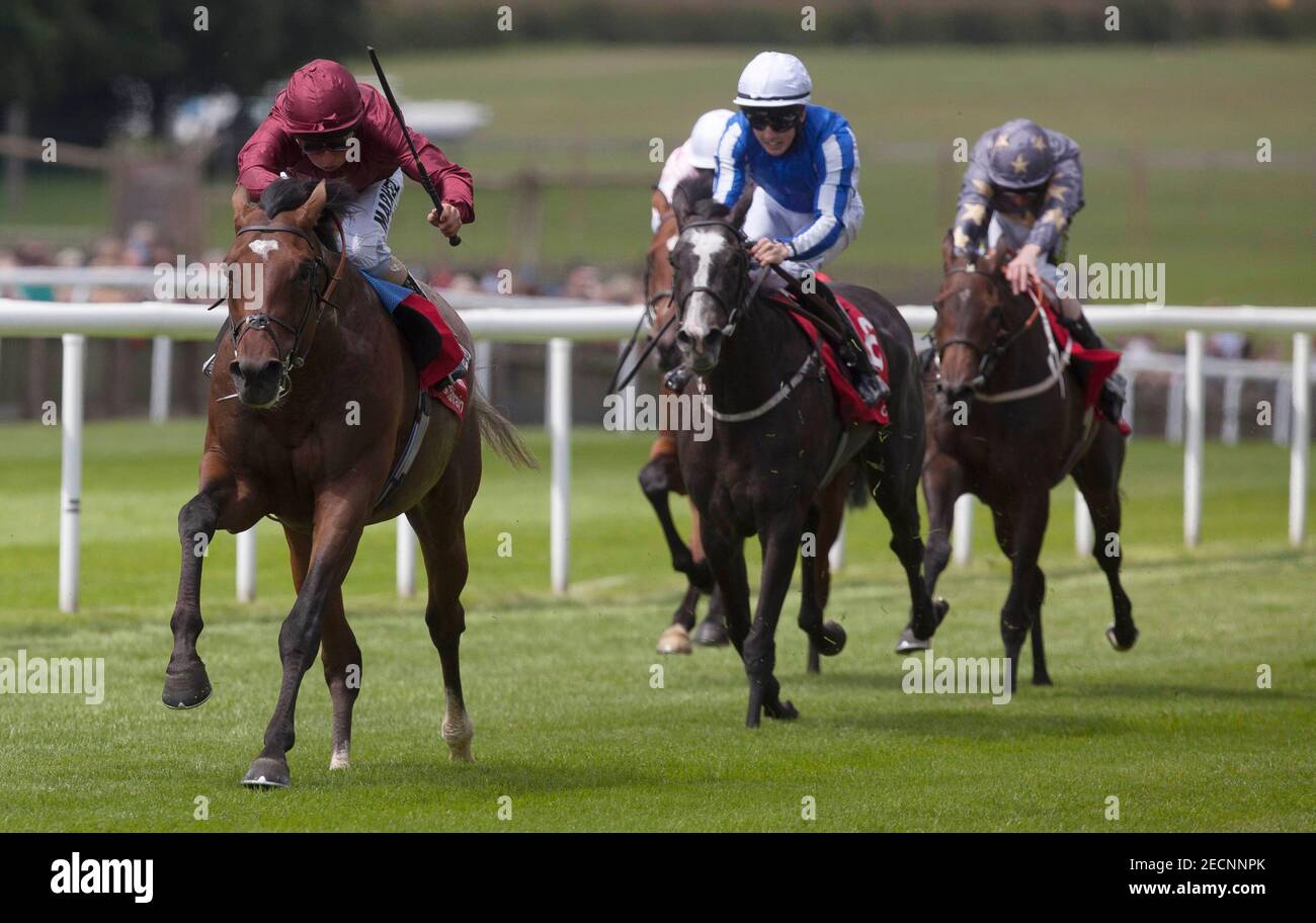Carreras de caballos - Newmarket Festival de julio - Newmarket Racecourse - 12/7/12 Shantaram montado por William Buick (L) gana el 13.20 la carrera de trofeos de Bahrein crédito obligatorio: Imágenes de acción / Julian Herbert Livepic Foto de stock
