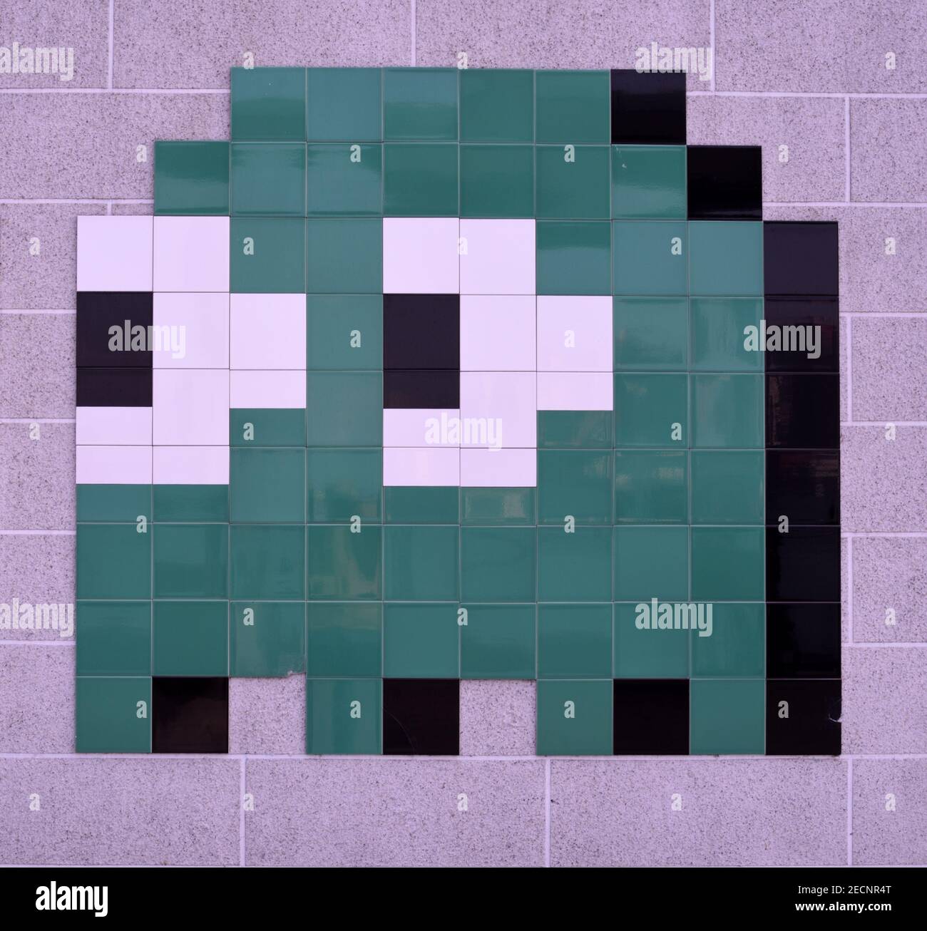 Imagen pixelada del personaje del juego Pac Man Funky, formado por azulejos y montado en la pared Foto de stock