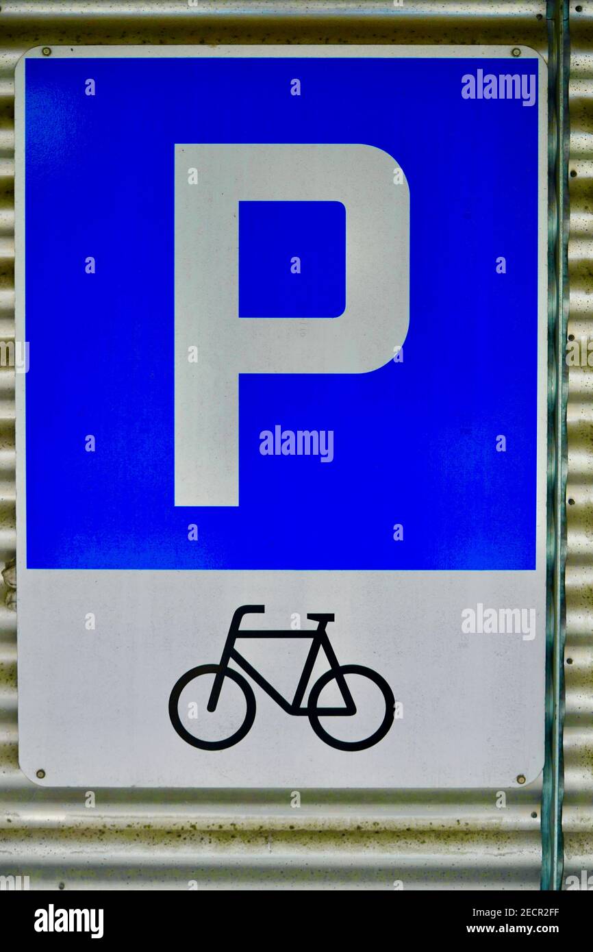 Aparcamiento para bicicletas. En el estacionamiento de bicicletas, un  montón de asientos vacíos. La bicicleta está encadenado a la parrilla para  bicicletas en la ciudad Fotografía de stock - Alamy