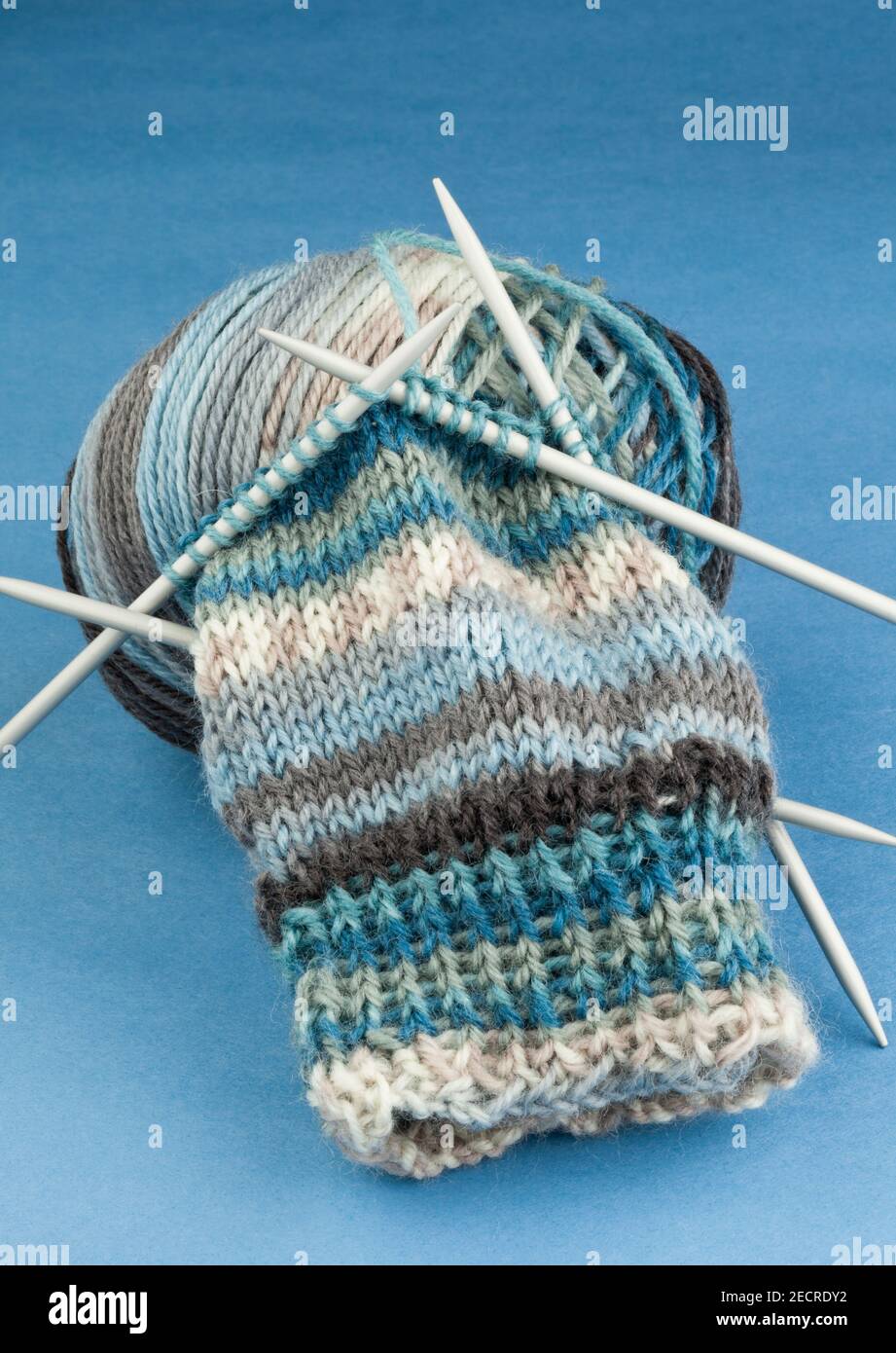 Tejer lana con cuatro agujas Fotografía de stock - Alamy