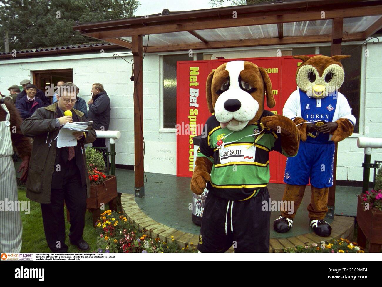 Mascot Racing - 3ª mascota británica Grand National - Huntingdon - 29/9/01  Bernie el perro de San