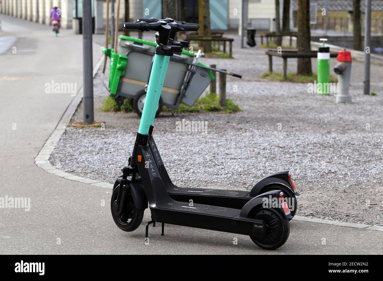 Patear scooters fotografías e imágenes de alta resolución - Alamy