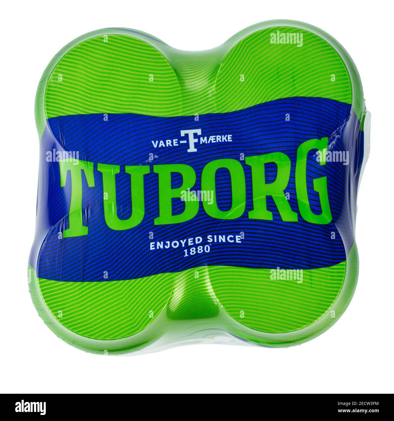 Ucrania, Kiev - Octubre de 07. 2020: Cuatro paquetes de aluminio de cerveza verde Tuborg sobre fondo blanco. Tuborg es una empresa cervecera danesa fundada en 1873. Foto de stock