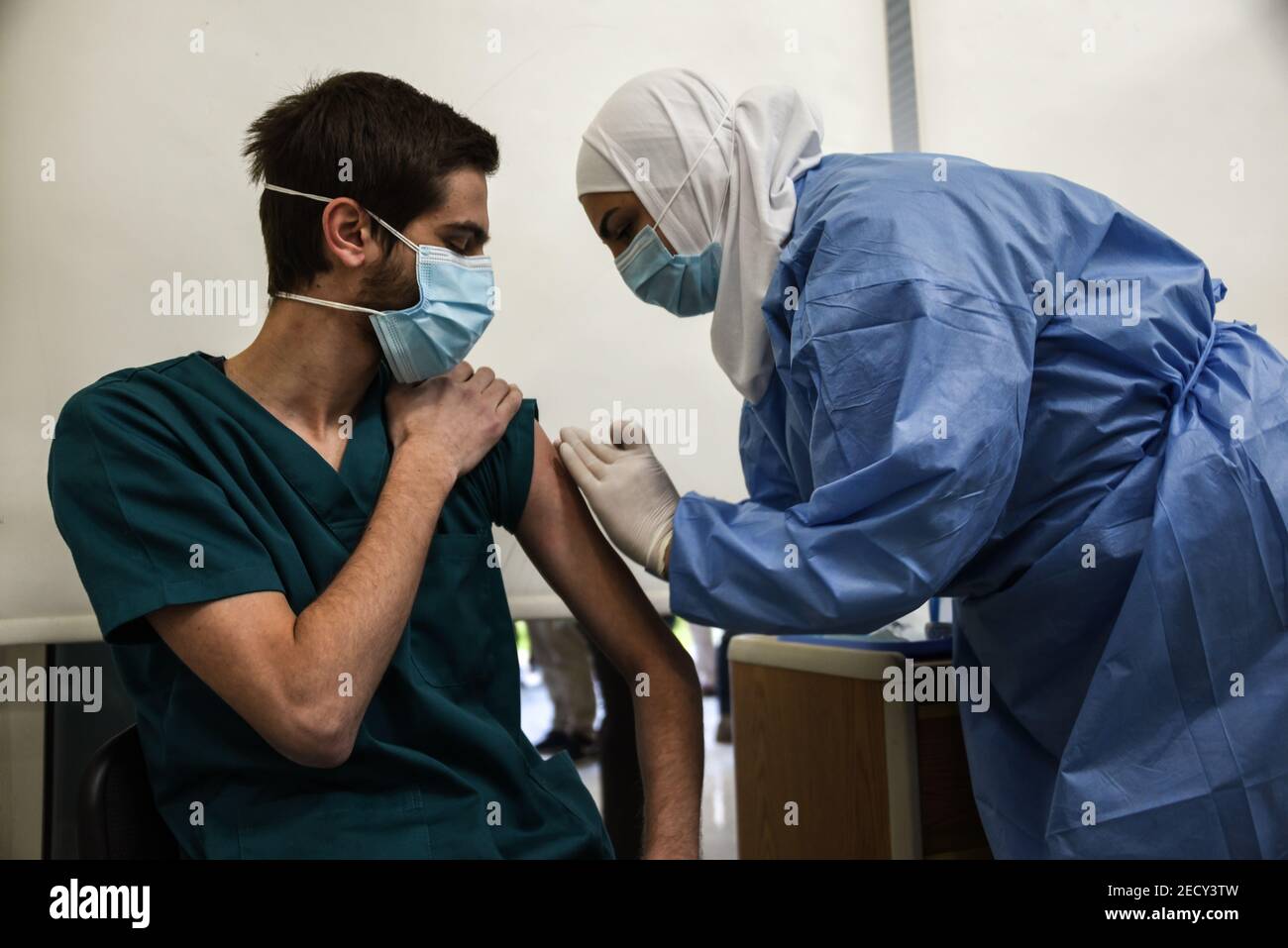 Beirut, Líbano, 14 de febrero de 2021. El personal de salud que recibe algunas de las primeras vacunas de Líbano Covid-19 a medida que el país comienza su programa de vacunación con 28 mil dosis de la vacuna Pfizer-BioNTech. Elizabeth Fitt crédito: Elizabeth Fitt/Alamy Live News Foto de stock