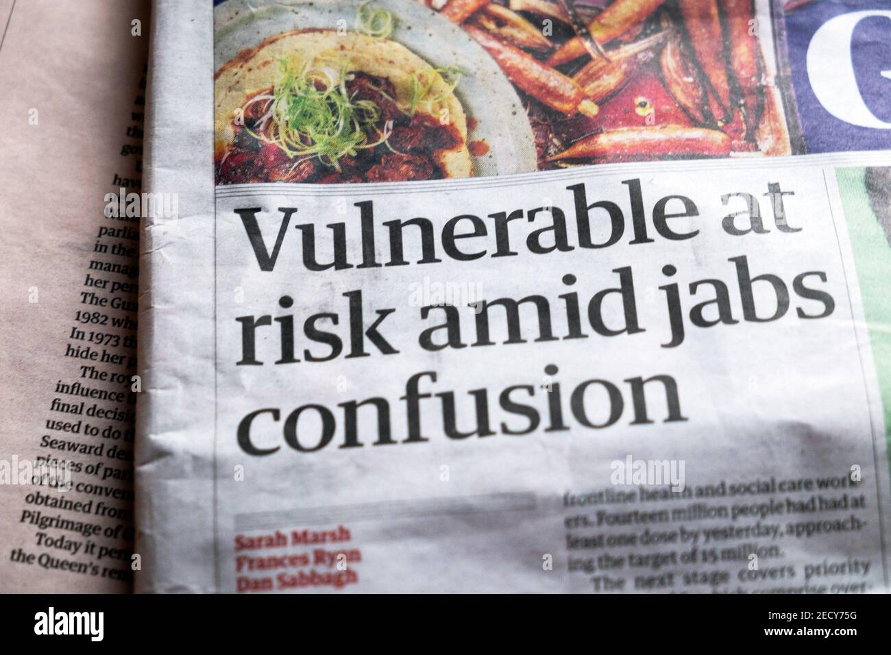 "Vulnerable en riesgo en medio de la confusión de los jabs" Título del periódico Guardian en el interior Artículo de la página Covid 19 vaccine London UK el 13 de febrero 2021 Foto de stock