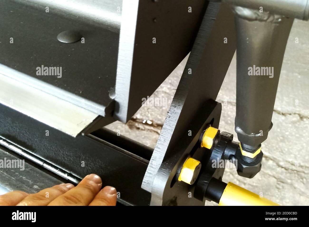 Máquina para doblar chapas de acero. Máquina de doblado de placas  Fotografía de stock - Alamy