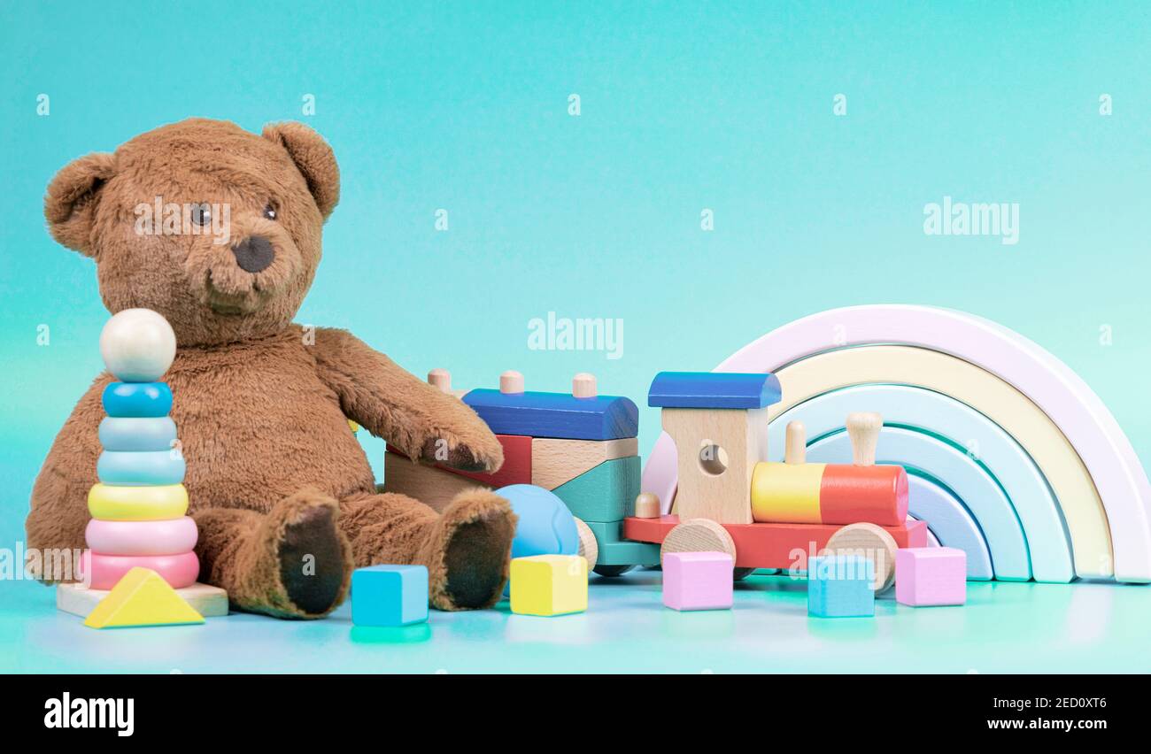 Colección de juguetes para niños. Oso de peluche, arco iris de madera
