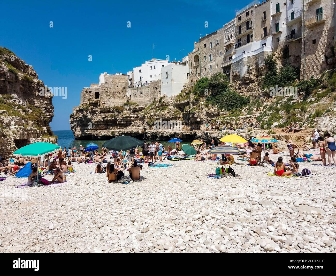 Polignano a Mare, Playa, Puglia, Sur de Italia, Italia Foto de stock