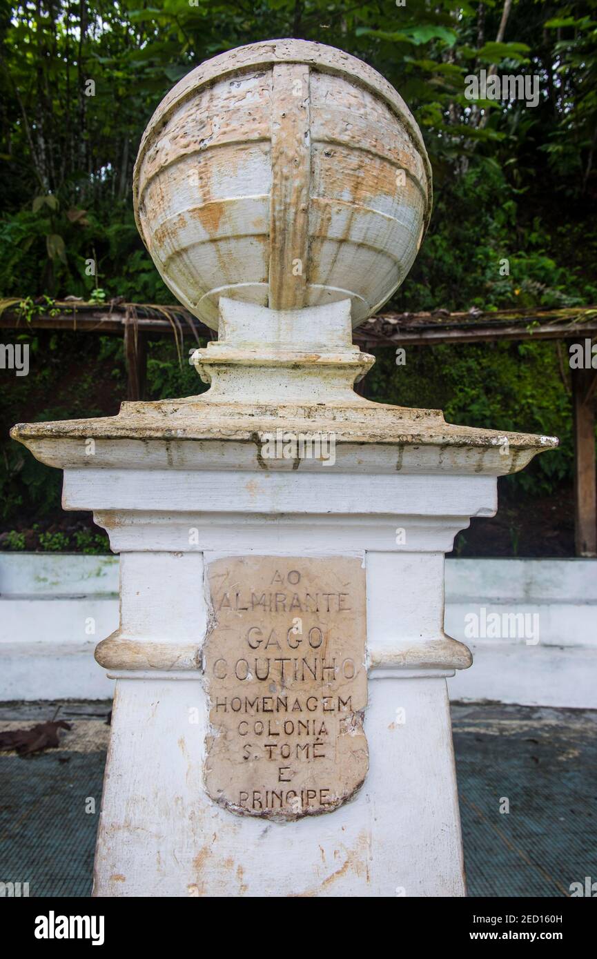 Monumento al centro de la tierra donde se encuentran el meridiano cero y el Ecuador, Ilheu das Rolas, Santo Tomé y Príncipe, Océano Atlántico Foto de stock
