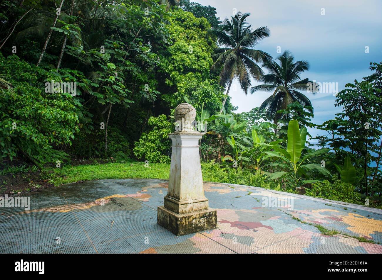 Monumento al centro de la tierra donde se encuentran el meridiano cero y el Ecuador, Ilheu das Rolas, Santo Tomé y Príncipe, Océano Atlántico Foto de stock