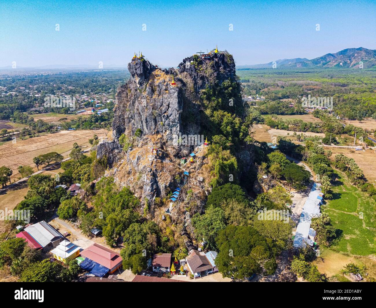 Antena de Kyauktalon Taung crag con un templo hindú, cerca de Mawlamyine, estado de Mon, Myanmar, Mudon, estado de Mon, Myanmar Foto de stock
