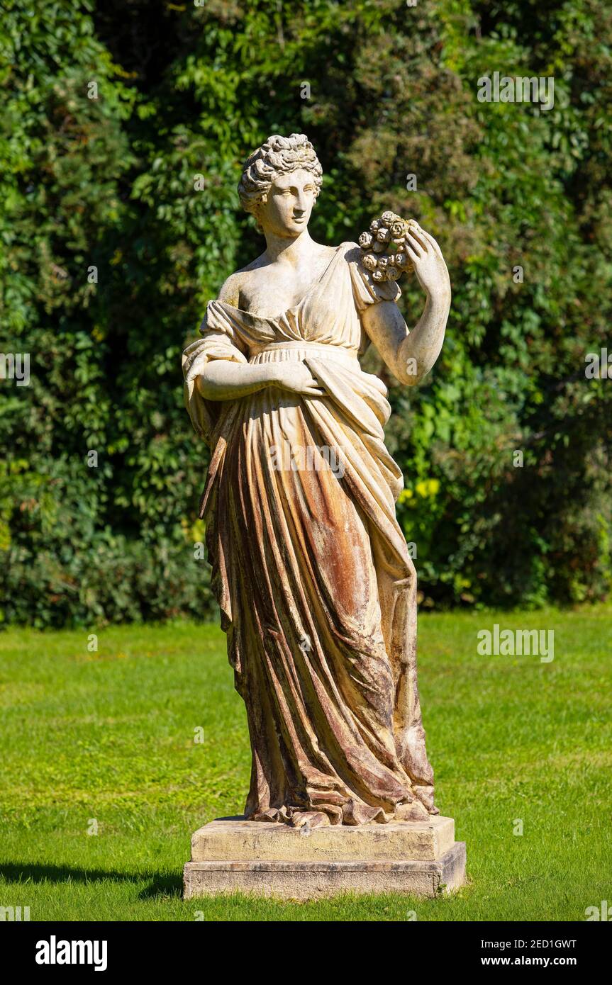 Estatua de Ceres en el parque balneario, diosa romana de la agricultura y la fertilidad, Kupelny Park, Piestany, Eslovaquia Foto de stock