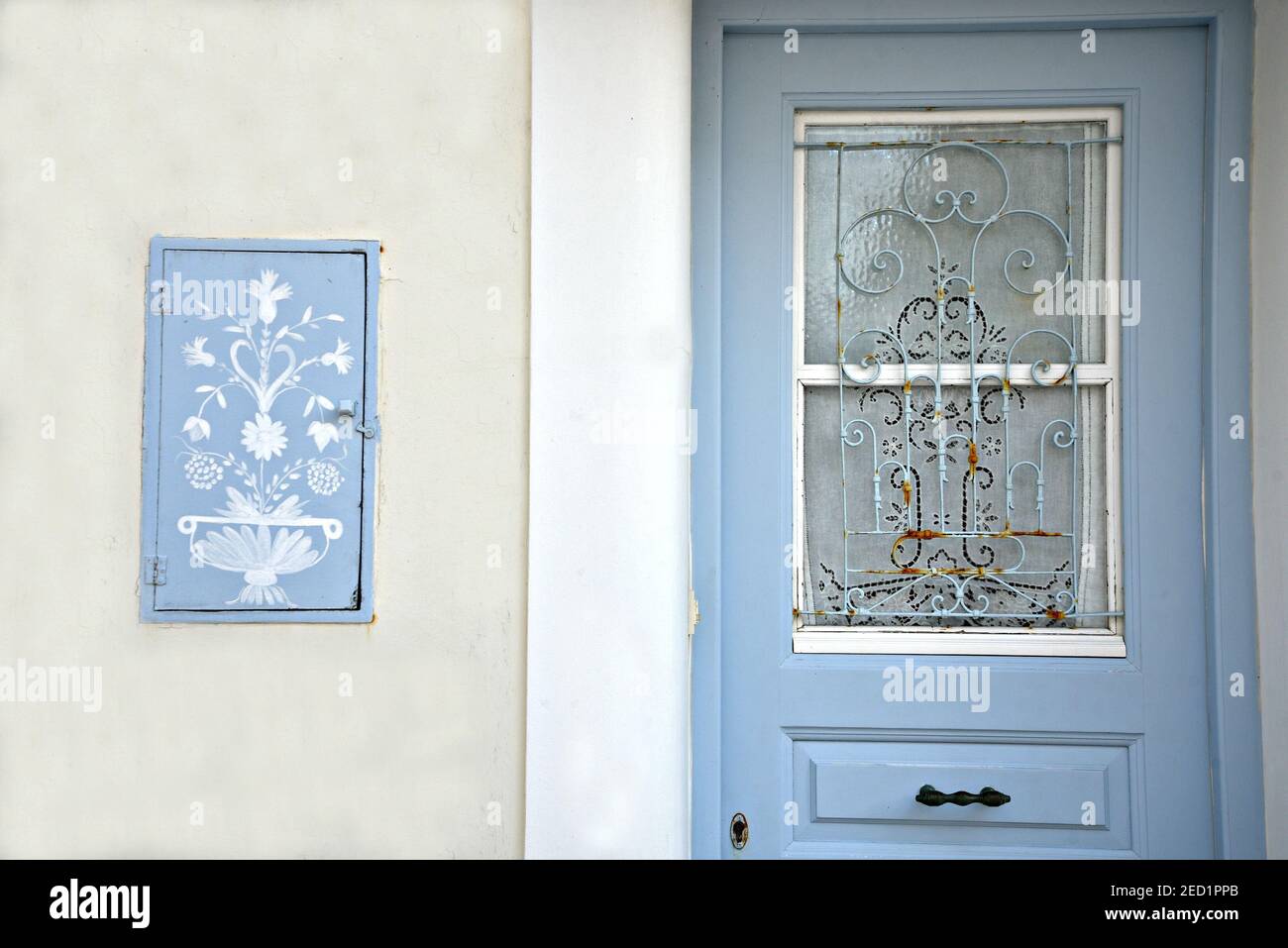 Casa neoclásica puerta de entrada de madera marrón con un asador de bronce  y rejillas de hierro hechas a mano en Chora, isla de Andros Cícladas,  Grecia Fotografía de stock - Alamy