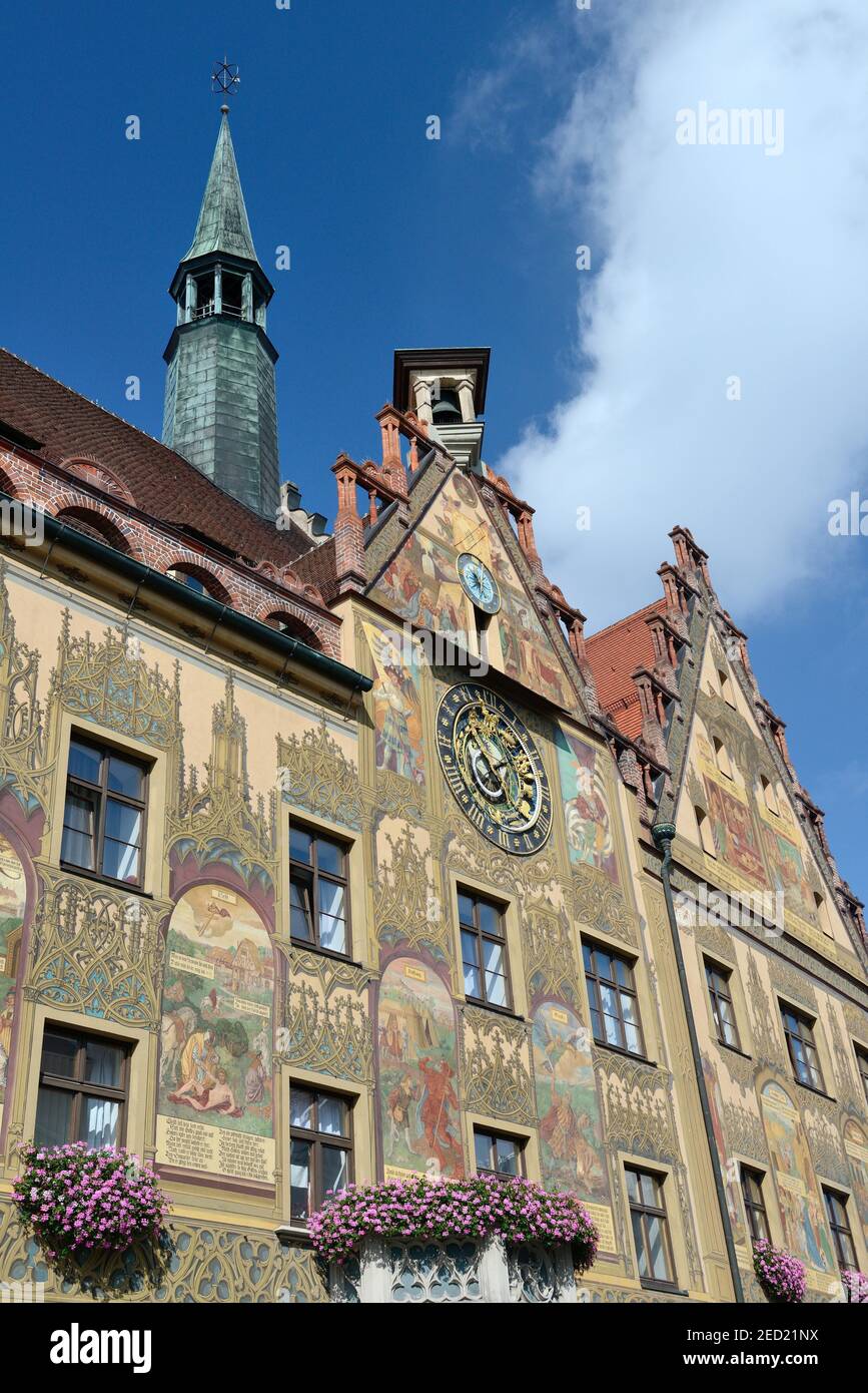 Fachada del ayuntamiento con reloj astronómico, Ulm, Baden-Wuerttemberg, Alemania Foto de stock