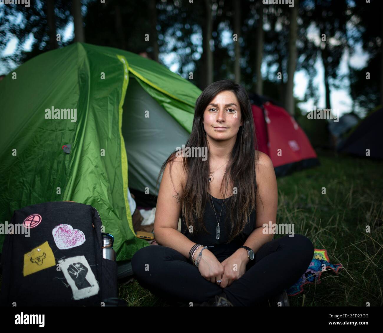 Una activista de Animal Rebellion se sienta fuera de su tienda de campaña en un campamento en Brockwell Park, Londres, 31 de agosto de 2020 Foto de stock