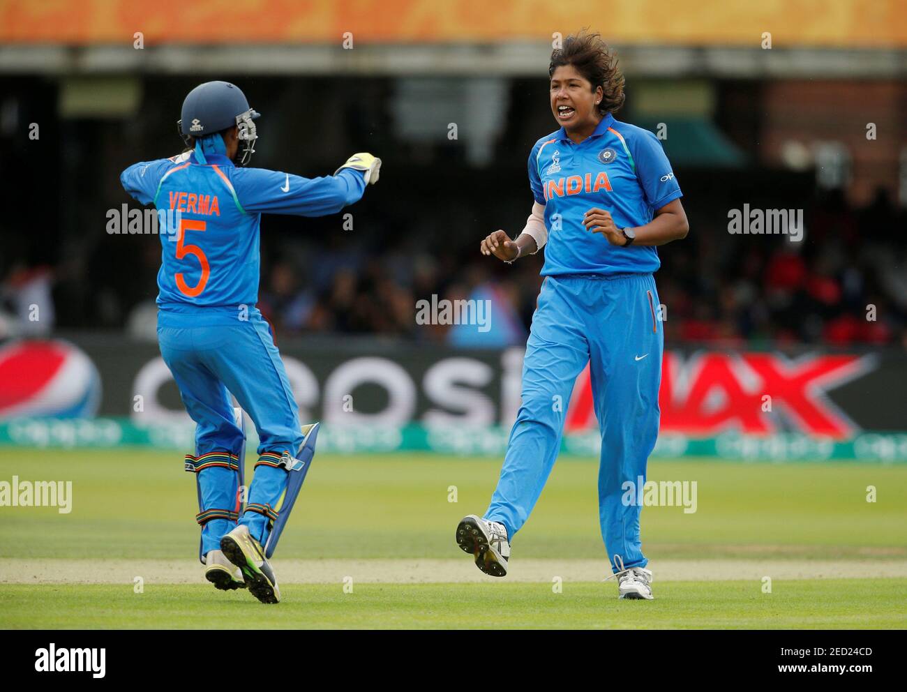 novato costo Goteo Cricket - final de la Copa Mundial de Cricket Femenino - Inglaterra vs India - Londres, Gran Bretaña - 23 de julio de 2017 Jhulan Goswami de la India celebra con Sushma novato costo Goteo Cricket - final de la Copa Mundial de Cricket Femenino - Inglaterra vs India - Londres, Gran Bretaña - 23 de julio de 2017 Jhulan Goswami de la India celebra con Sushma