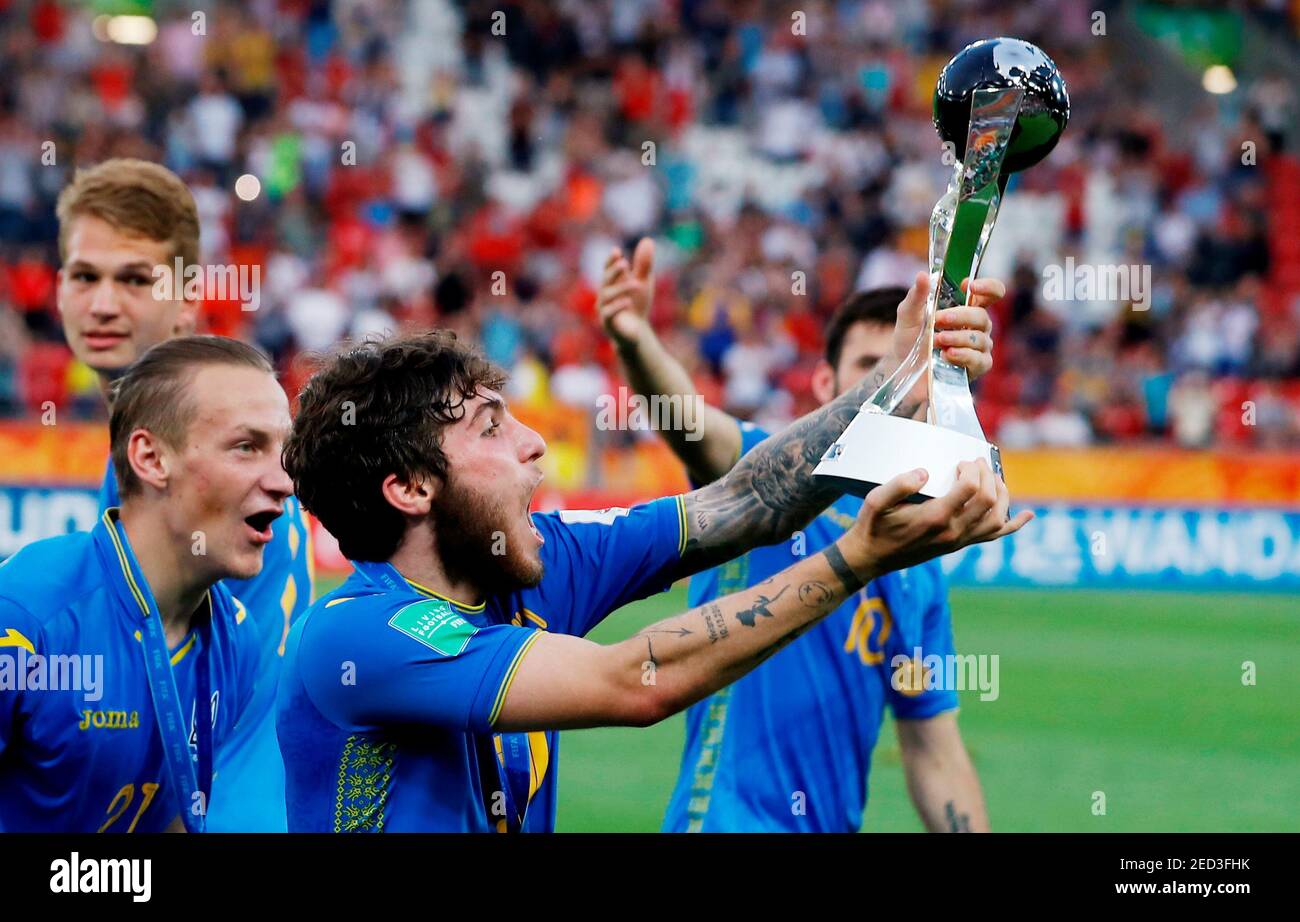 Fútbol Fútbol - Copa Mundial final - Ucrania contra Corea República - Lodz Stadium, Lodz, Polonia - 15 de junio de 2019 Heorhii Tsitaishvili de Ucrania celebra con el trofeo después