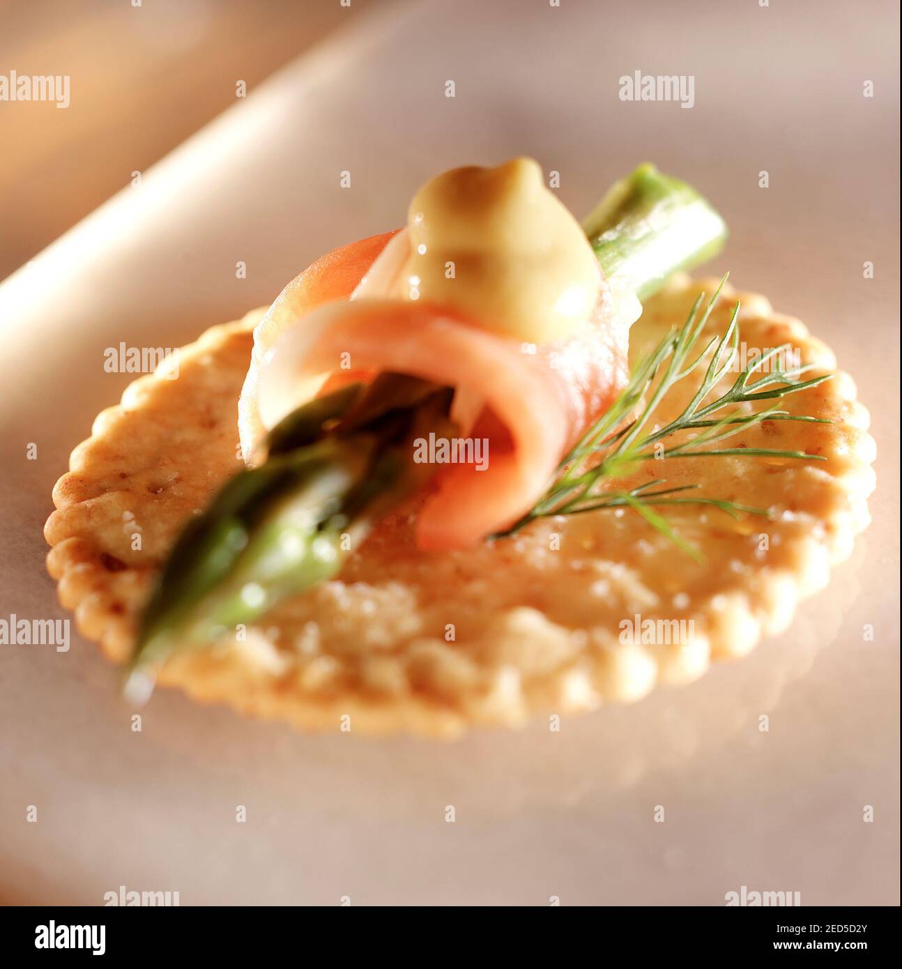 prosciutto y espárragos en un cracker Foto de stock