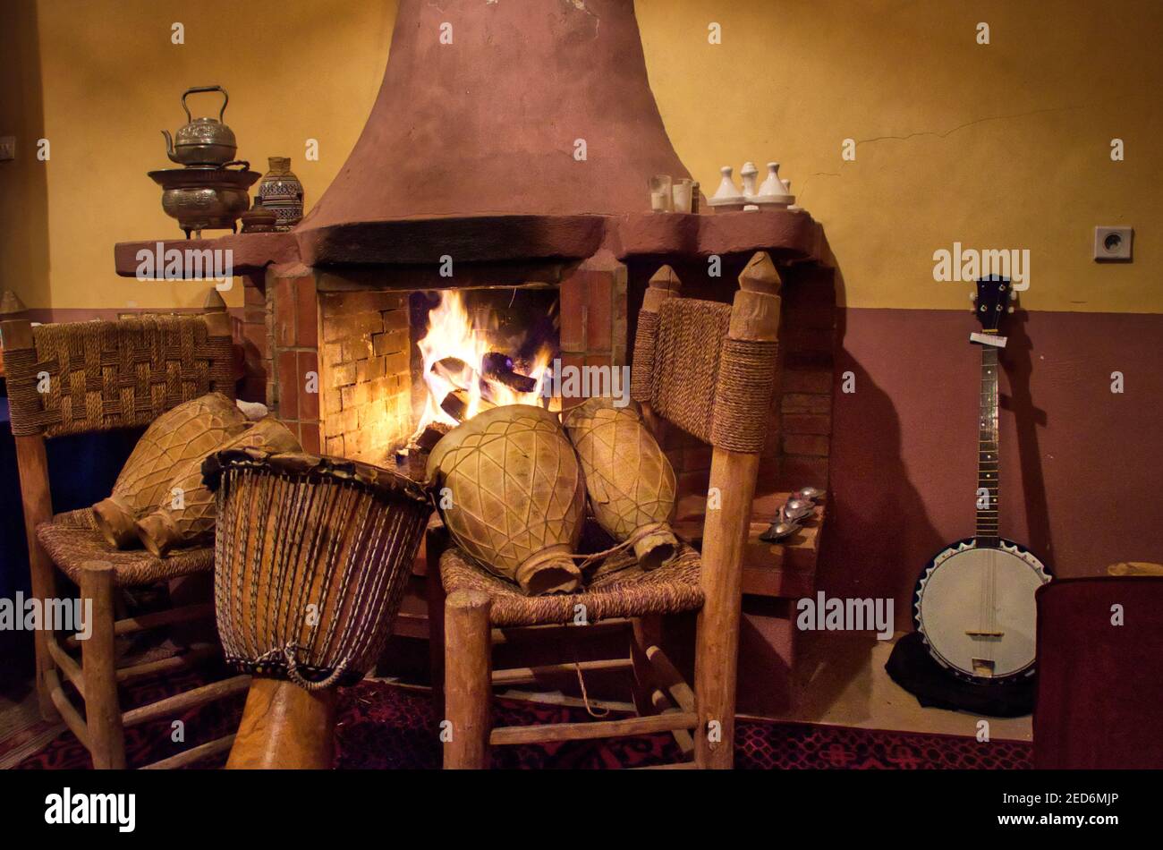 Instrumentos junto a la chimenea Foto de stock