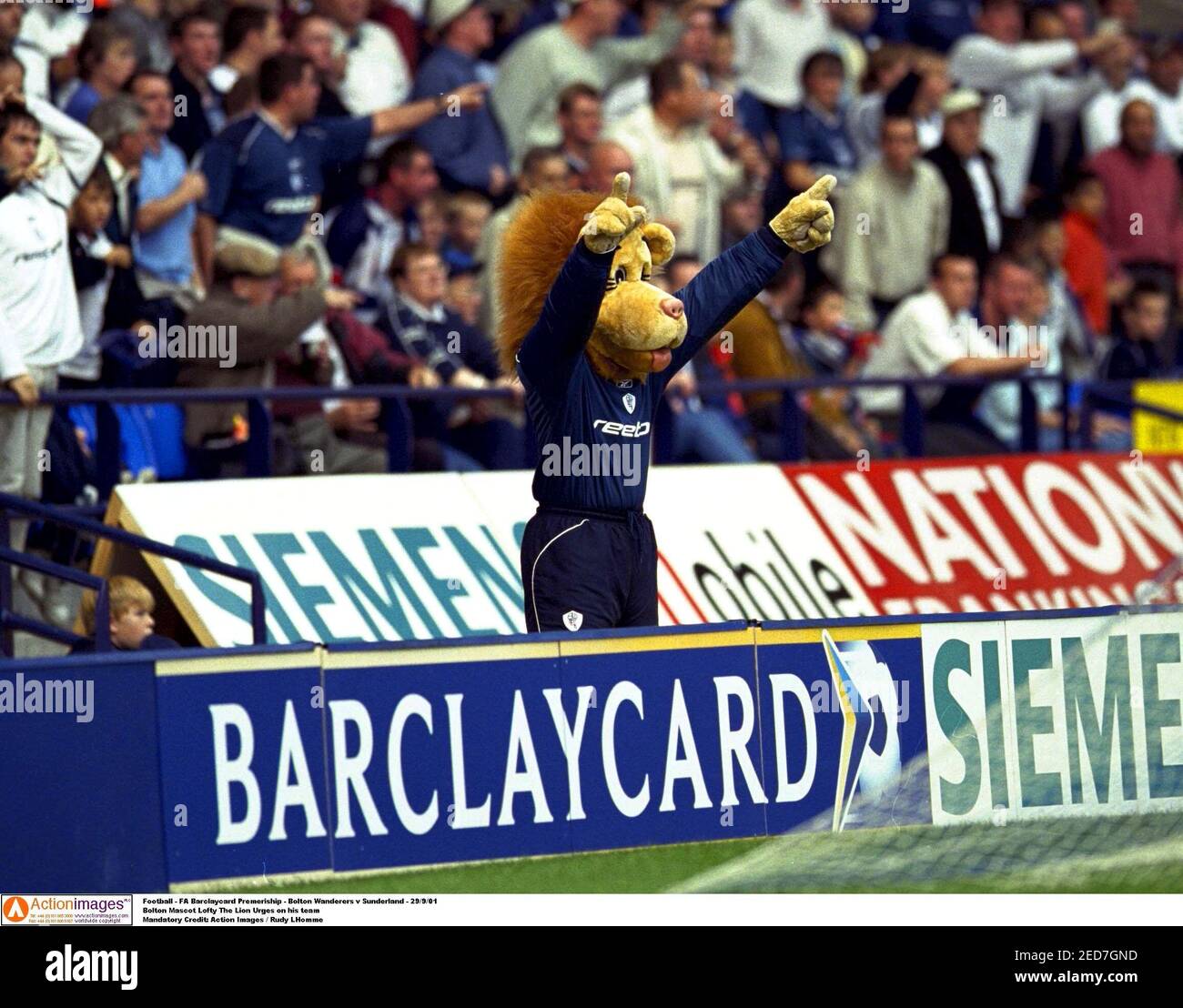 Fútbol - FA Barclaycard Premeriship - Bolton Wanderers v Sunderland - 29/9/01 Bolton Mascot Lofty el León insta a su equipo crédito obligatorio: Acción Imágenes / Rudy Lhomme Foto de stock
