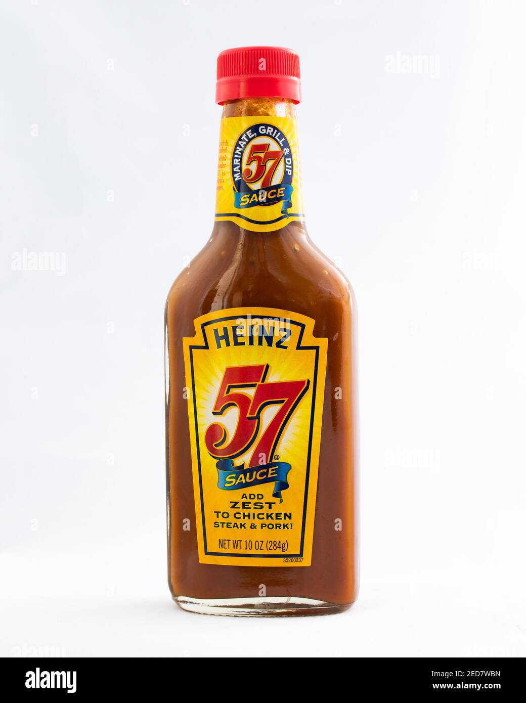 Una botella de salsa Heinz 57 para añadir zest a pollo, bistec y cerdo aislado en blanco. Foto de stock