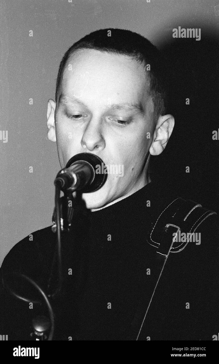 Malcolm Eden del grupo pop indie McCarthy actuando en el Bowen West Theatre, Bedford, 3 de marzo de 1990. Foto de stock