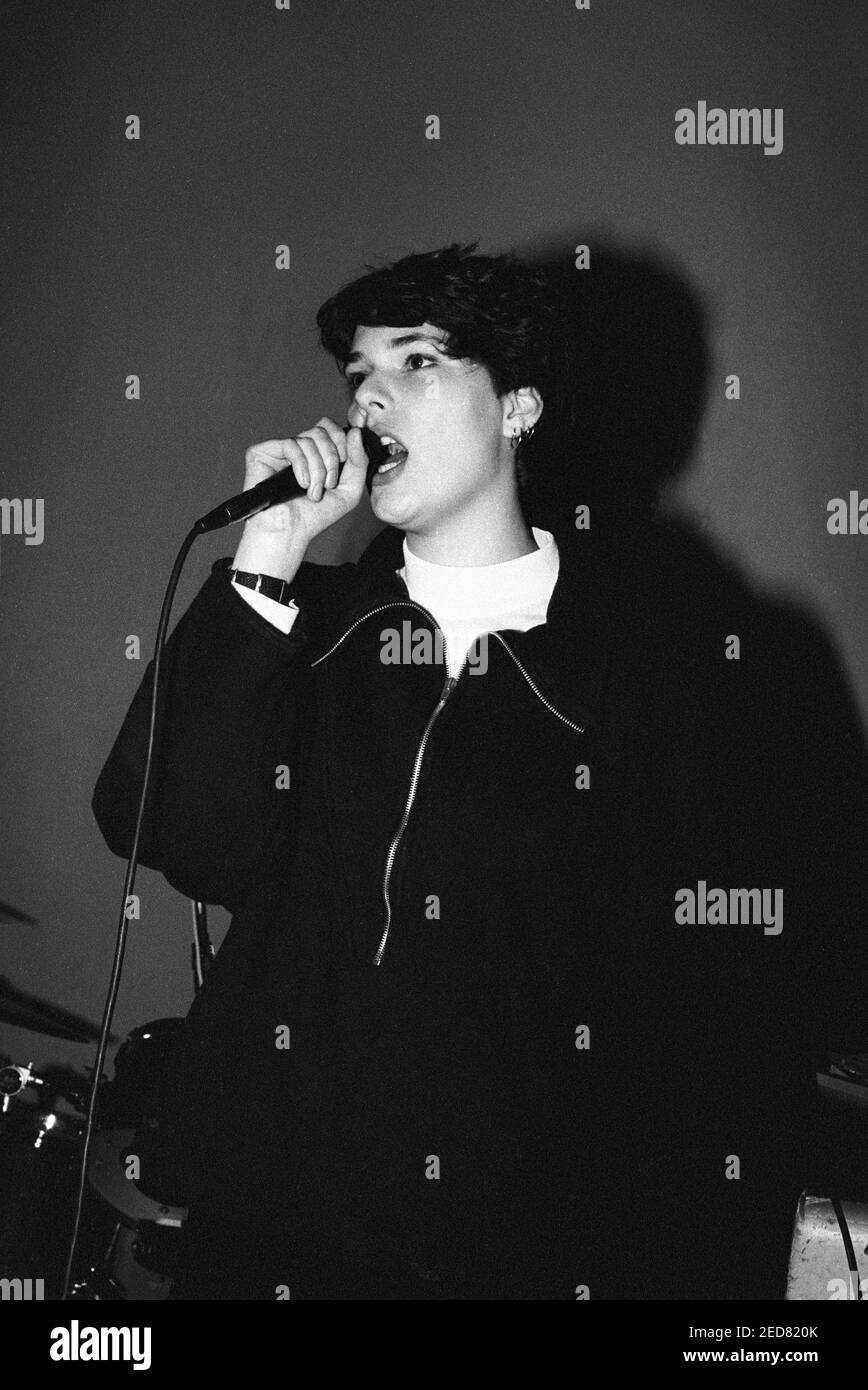 Laetitia Sadier del grupo pop indie McCarthy actuando en el Bowen West Theatre, Bedford, 3 de marzo de 1990. Foto de stock