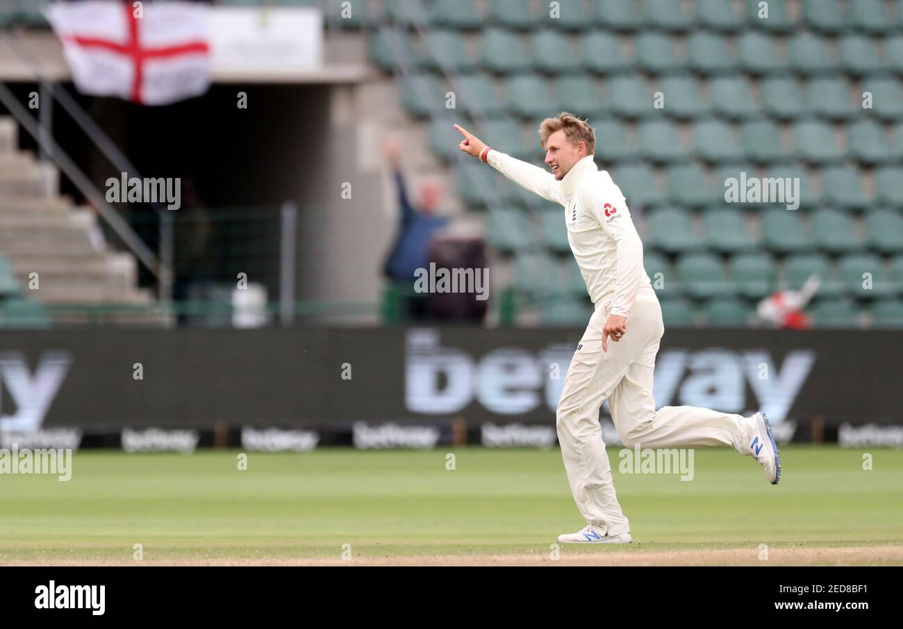 Cricket - Sudáfrica v England - Third Test - St George's Park, Port Elizabeth, Sudáfrica - 19 de enero de 2020 Joe Root, de Inglaterra, celebra tomar el wicket de Pieter Malan REUTERS/Siphiwe Sibeko de Sudáfrica Foto de stock