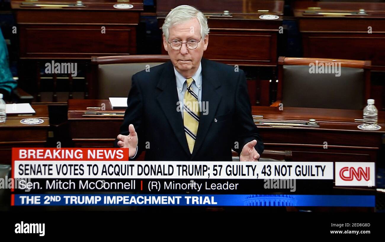 La pantalla de CNN-TV del senador Mitch McConnell criticó a Donald Trump después de votar para absolver al ex presidente en su segundo juicio de destitución. Foto de stock