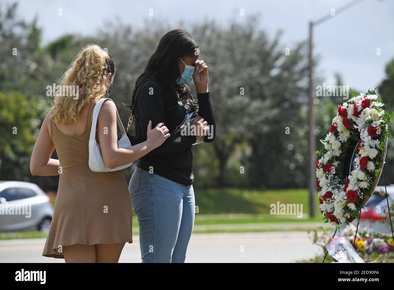 Parkland FL, . 14 de febrero de 2021. Los estudiantes y los padres  visitan un monumento conmemorativo de Make SHIFT en la Escuela Secundaria  Marjory Stoneman Douglas en honor a los muertos