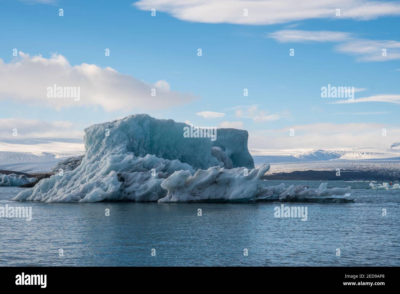 Icebergs en la laguna del glaciar Jokulsarlon en el sur de Islandia Foto de stock