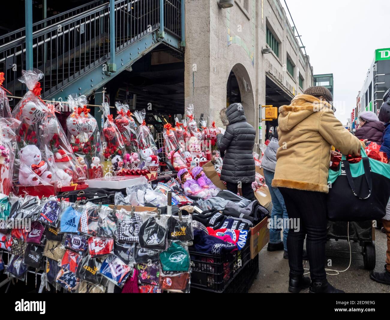 Brooklyn NY, EE.UU. - 14 de febrero de 2021: Vendedores ambulantes, algunos de ellos ilegales, adelantando las calles de Bensonhurst tratando de sobrevivir durante el tiempo pandémico. Foto de stock