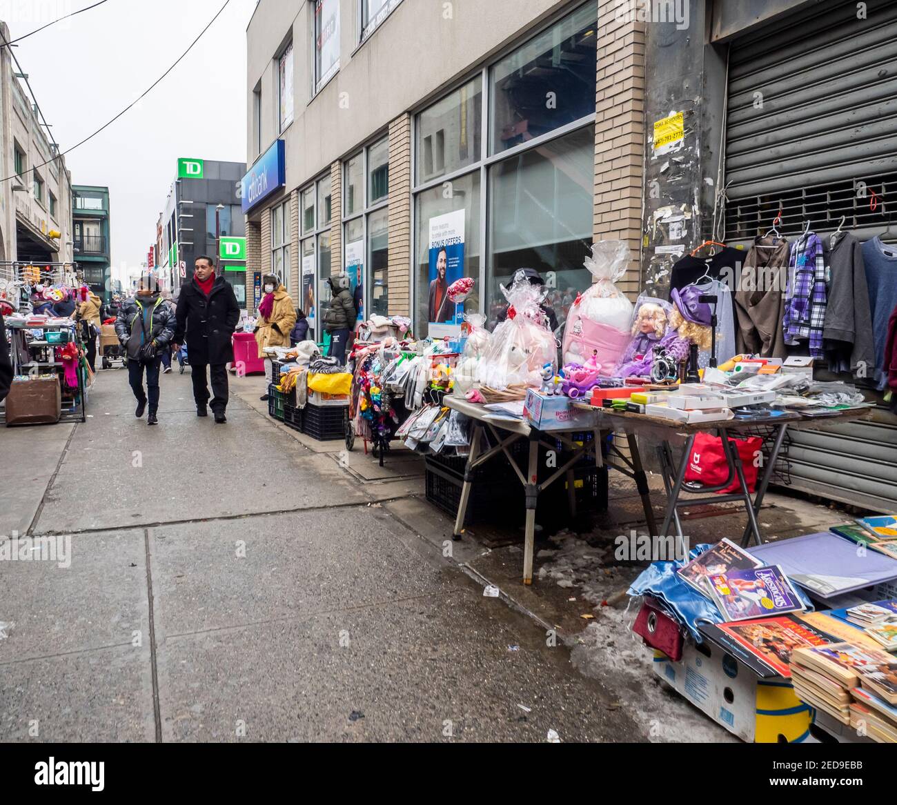 Brooklyn NY, EE.UU. - 14 de febrero de 2021: Vendedores ambulantes, algunos de ellos ilegales, adelantando las calles de Bensonhurst tratando de sobrevivir durante el tiempo pandémico. Foto de stock