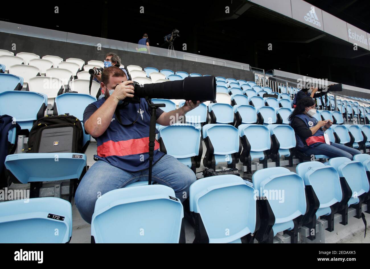 Fútbol Fútbol - la Liga Santander - Celta Vigo v FC Barcelona - Balaidos,  Vigo, España - 27 de junio de 2020 los medios de comunicación con máscara  protectora en los stands