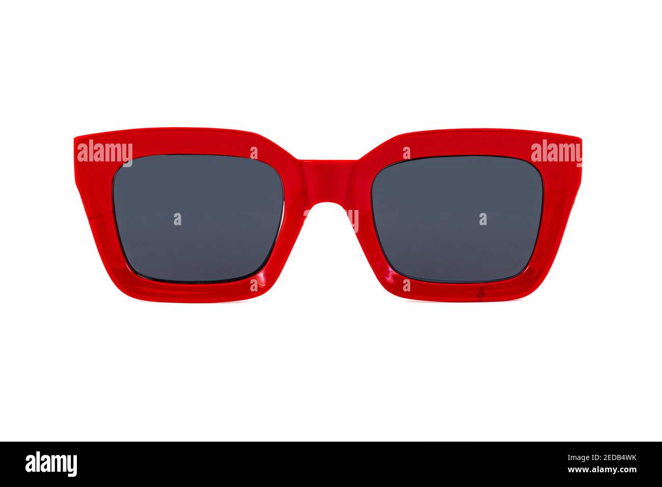 Gafas de sol de color rojo con montura cuadrada y cuerno de color rojo con  lentes mate y marcos gruesos aislados sobre fondo blanco. Vista frontal  Fotografía de stock - Alamy