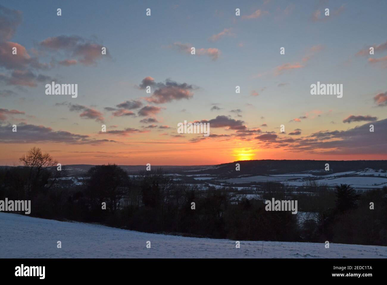 Hermosa puesta de sol y crepúsculo de Fackenden Down, Otford, Kent en condiciones de nieve, febrero Foto de stock