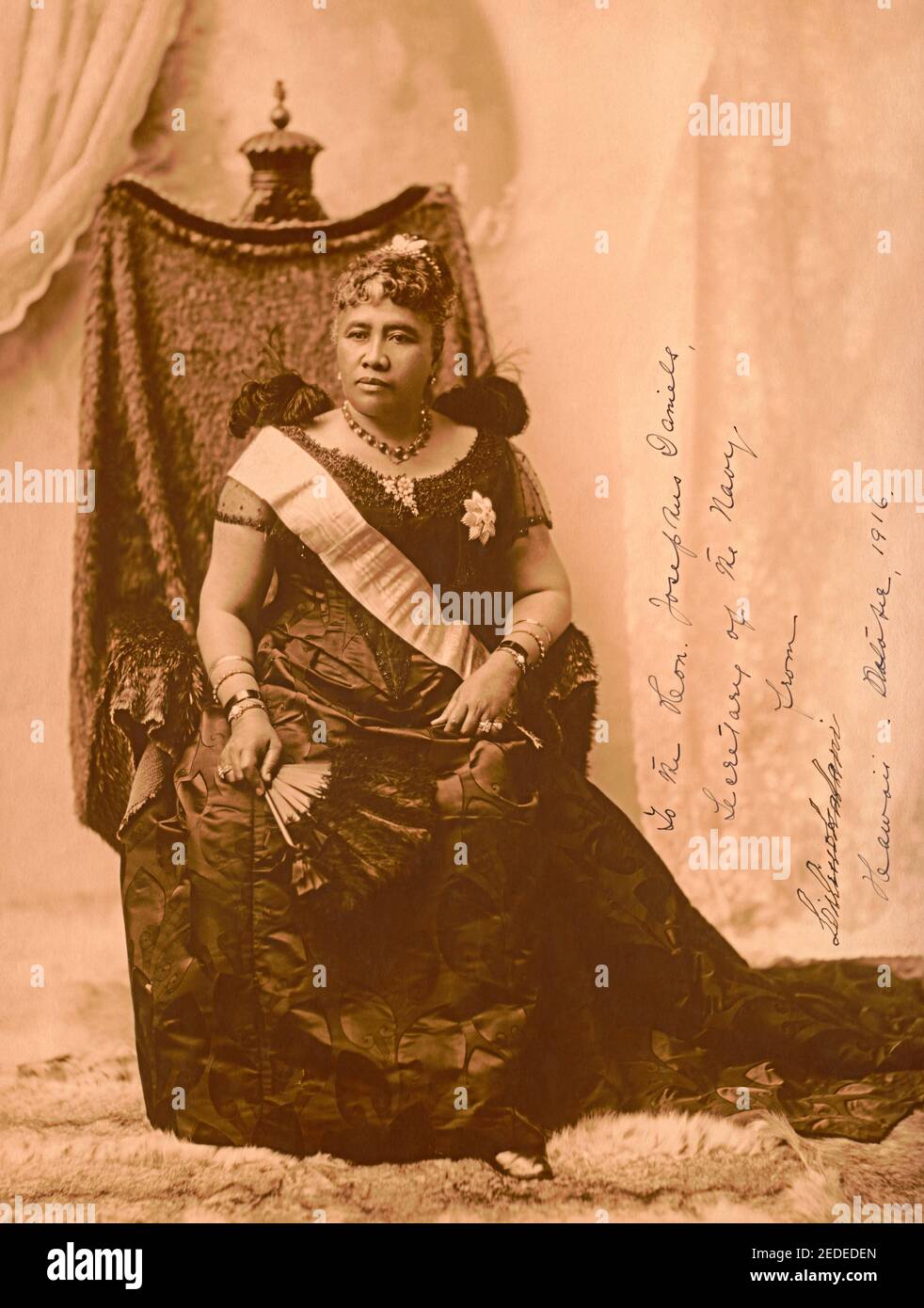 Fotografía firmada de Liliuokalani, el último soberano del reino de Hawai. Estampado de plata de gelatina, sepia tonada; hoja de 38 x 29 cm. Nota sobre el recto: 'Al Honorable Josefo Daniels, Secretario de la Marina, de Liliuokalani, Hawai, octubre de 1916 Foto de stock