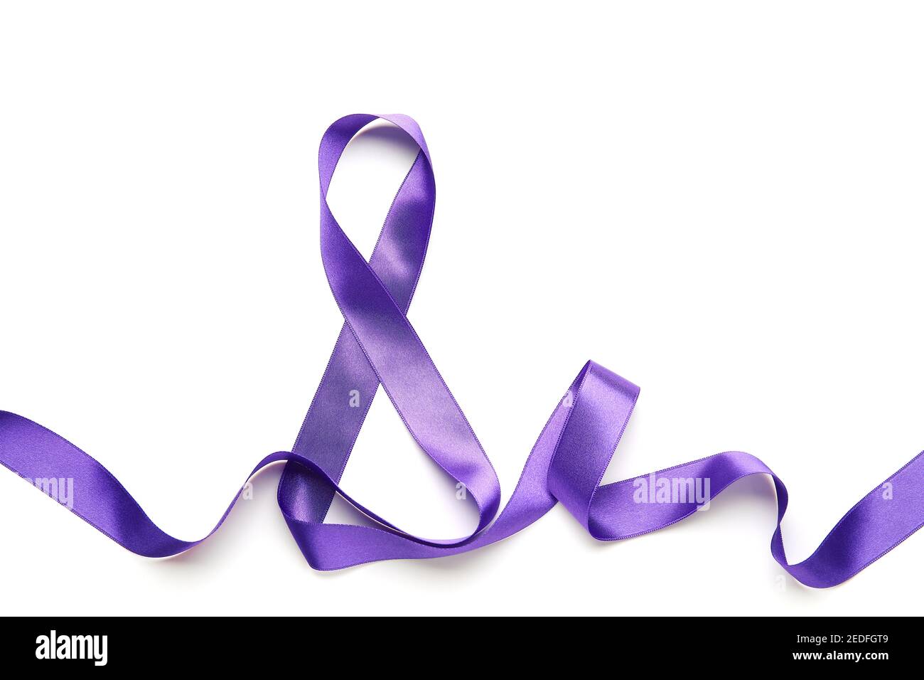 Figura 8 de cinta violeta sobre fondo blanco. Celebración del día  Internacional de la Mujer Fotografía de stock - Alamy