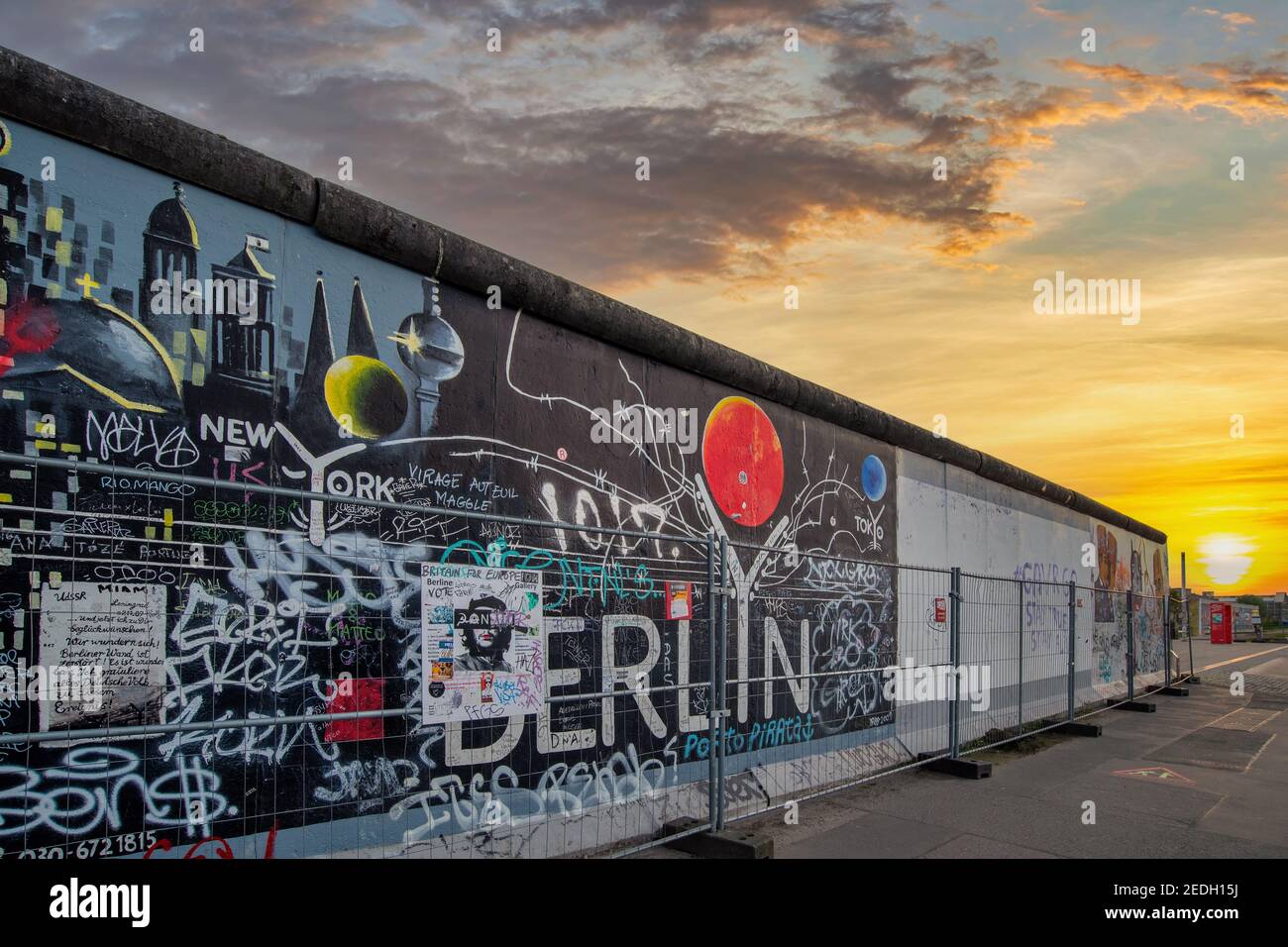 Berlín, Alemania - 10 de mayo de 2017 : puesta del sol del horizonte de la ciudad en la galería lateral del Muro de Berlín este Foto de stock