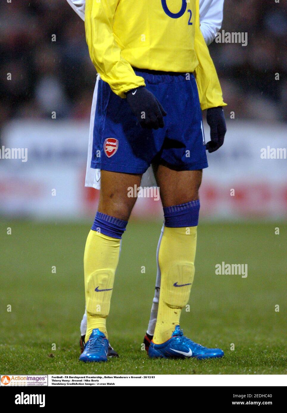 Fútbol - , Bolton Wanderers v Arsenal - 20/12/03 Thierry Henry - Arsenal / Nike Boots crédito obligatorio:Action Images / Darren Walsh Fotografía stock - Alamy