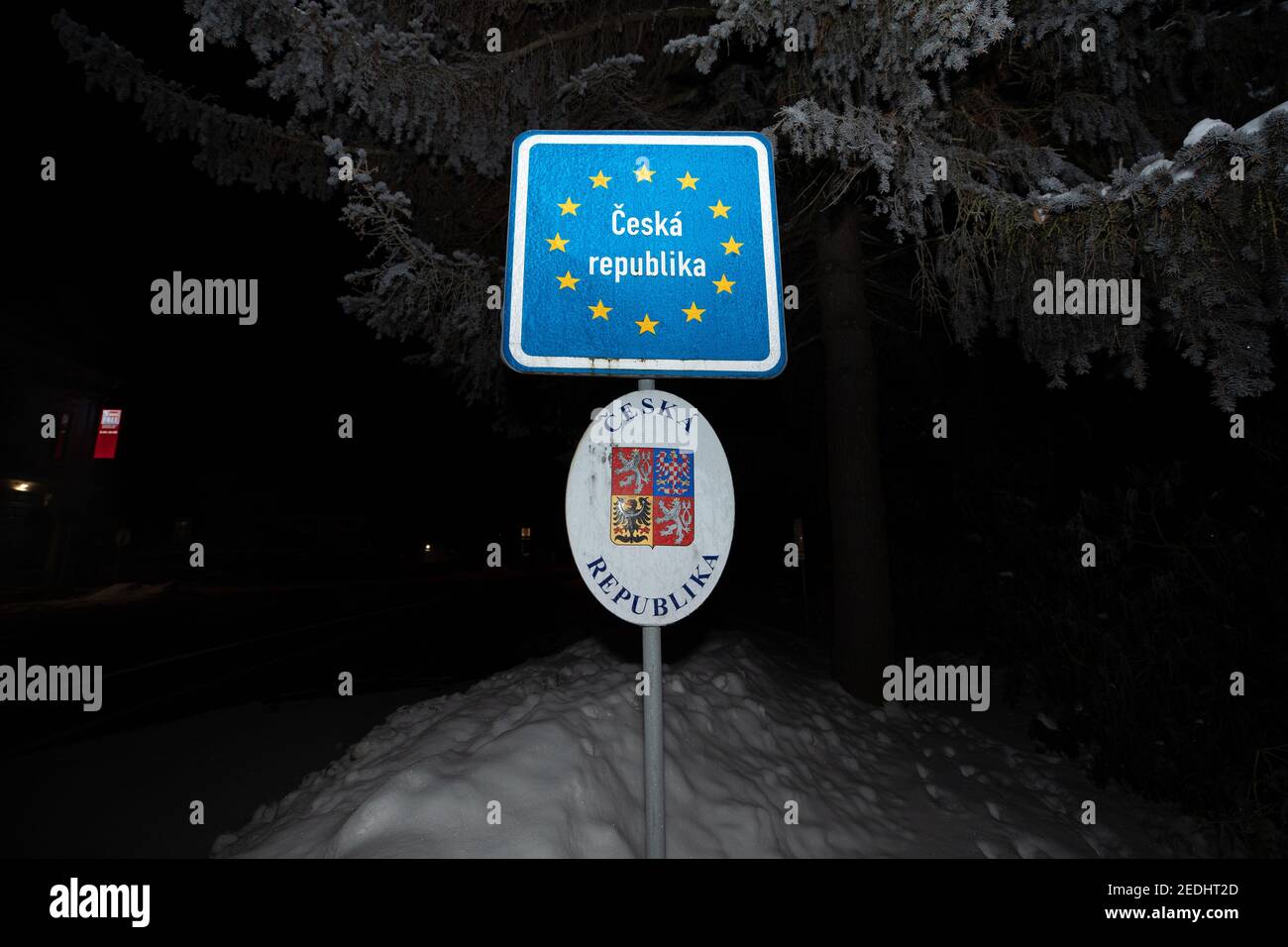 Seifhennersdorf, Alemania. 15 de febrero de 2021. En la frontera con la República Checa hay dos señales fronterizas. Las estrictas normas alemanas de entrada en la frontera con la República Checa para proteger contra las variantes peligrosas del coronavirus entraron en vigor en la noche a 14.02.2021. Crédito: Daniel Schäfer/dpa-Zentralbild/dpa/Alamy Live News Foto de stock