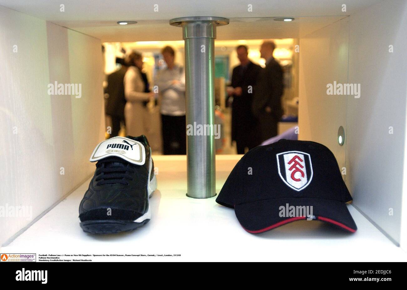 Fútbol - Fulham lanza Puma como nuevos proveedores de Kit / patrocinadores  para la temporada 03/04 , Puma Concept Store , Carnaby Street , Londres ,  21/2/03 Fulham Merchandise crédito obligatorio:Action Images / Richard  Heathcote Fotografía de stock ...