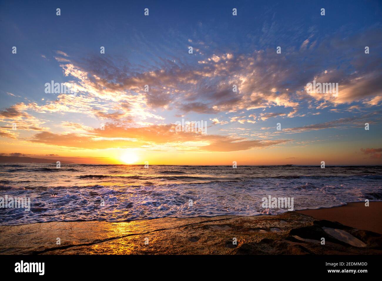 Olas rompiendo en rocas cerca de Sunset Beach, Oahu, Hawai Foto de stock
