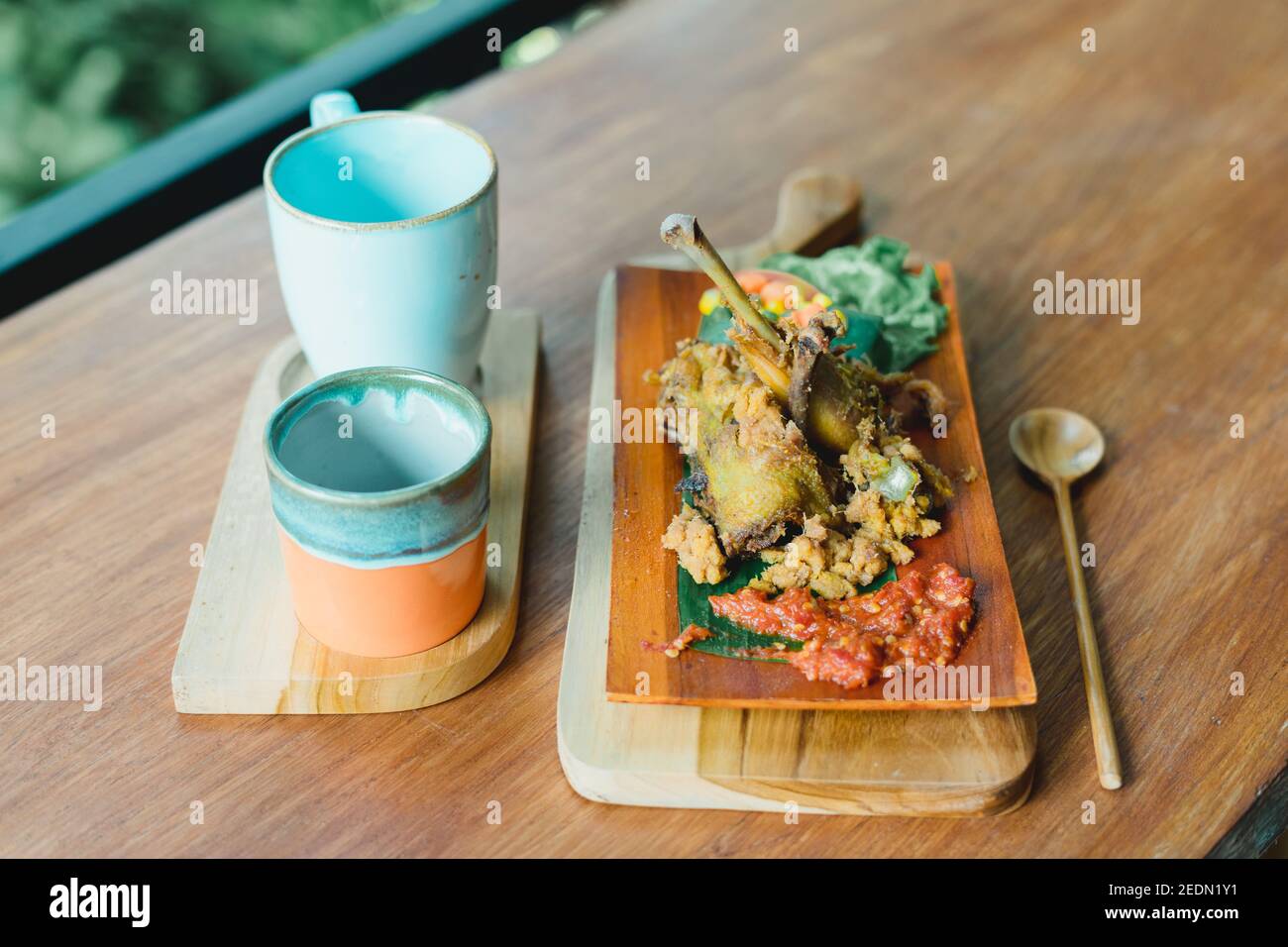 Ayam goreng kremes indonesio o pollo frito tradicional Foto de stock