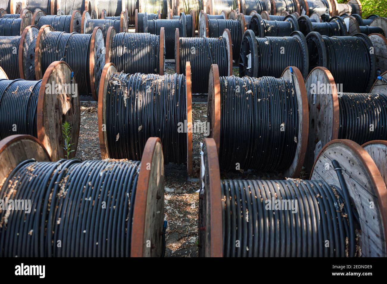 14.06.2017, Berlín, , Alemania - Europa - los cables subterráneos negros para la fuente de alimentación se ponen en bobinas de cable de madera. 0SL170614D020CAROEX.JPG [MO Foto de stock