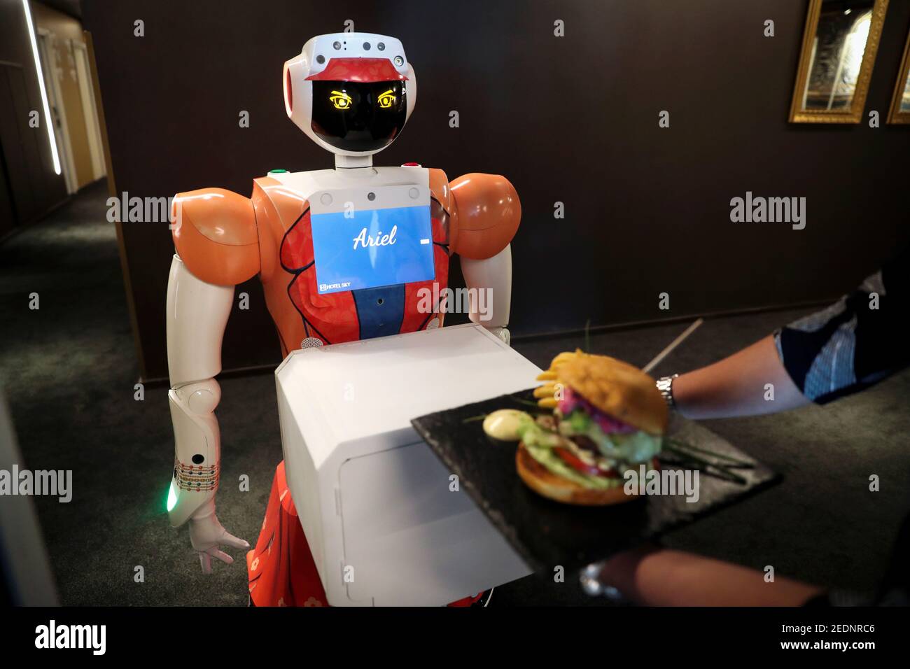 El robot Ariel, impulsado por AI, ofrece servicio de habitaciones a un  huésped en el Hotel Sky, el primero en África en usar asistentes  automatizados, en Johannesburgo, Sudáfrica, el 9 de febrero