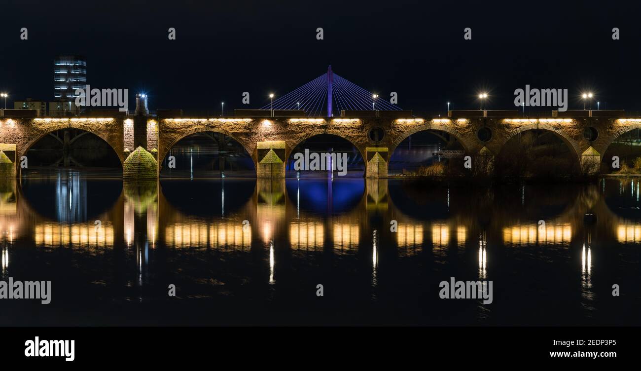 Vista nocturna panorámica del Puente de las Palmas con el Puente Real al fondo, en Badajoz, Extremadura, España Foto de stock
