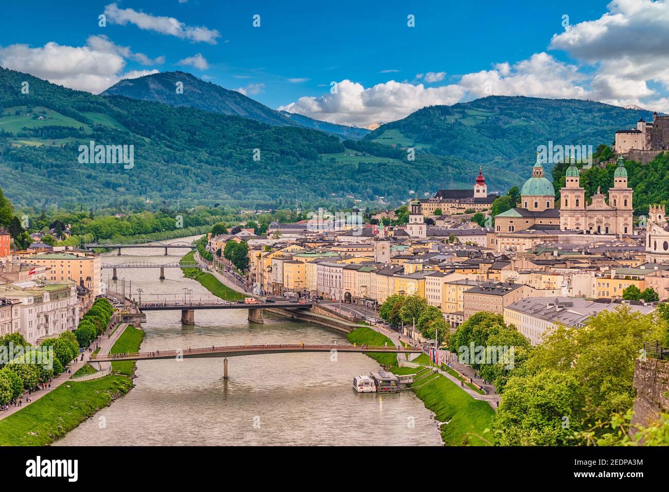 Salzburgo Austria, el horizonte de la ciudad de Salzburgo y la Fortaleza Hohensalzburg Foto de stock