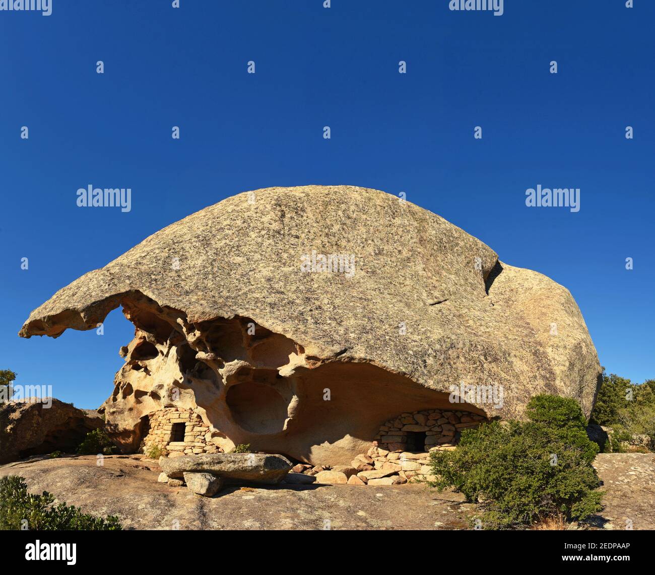 Paisaje cerca del Oriu de Grosseto, antiguo refugio para el pastor, Francia, Córcega, Sartene, Serragia Foto de stock