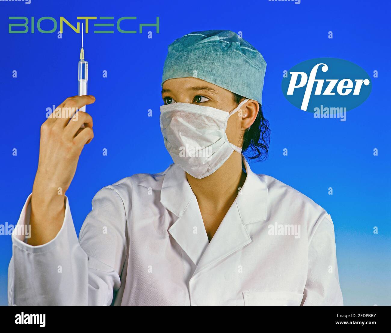 Doctor femenino con inyección con vacuna de BioNTech Pfizer Foto de stock
